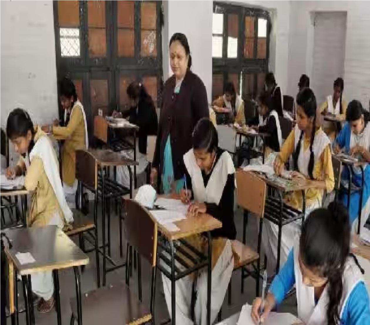 UP Board Exam: हॉल में 60 छात्र, OMR भरवाएंगे निरीक्षक, देखें यूपी बोर्ड के लिए गाइडलाइंस